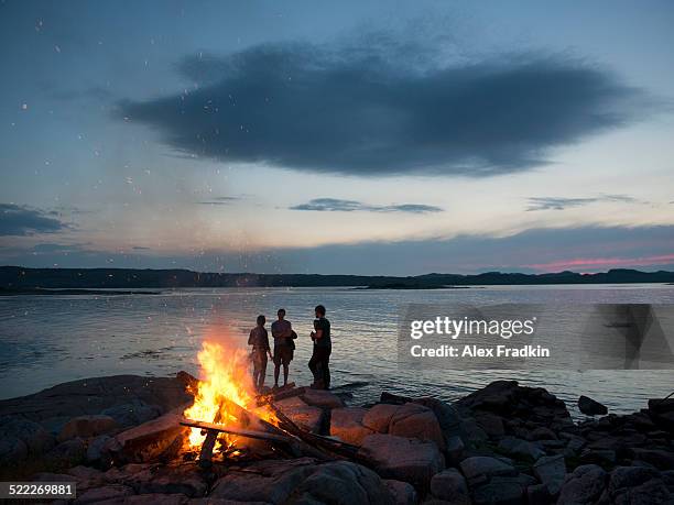 bonfire by the water - fogo stockfoto's en -beelden
