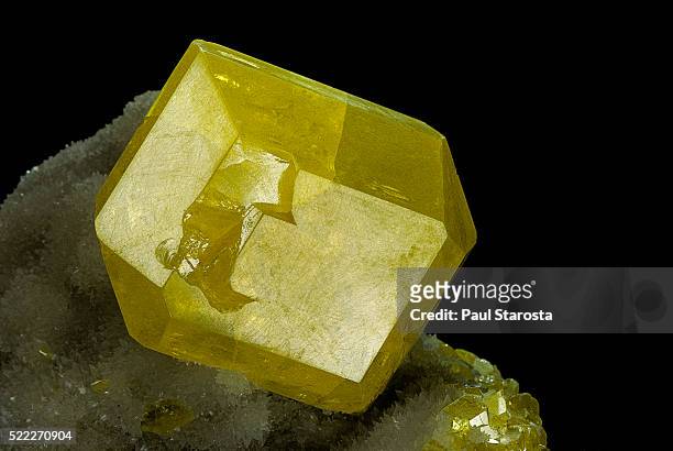 native sulfur crystal - sulphur stock pictures, royalty-free photos & images