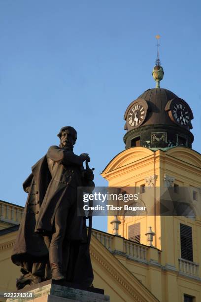 hungary, debrecen, lajos kossuth statue, great church - debrecen foto e immagini stock