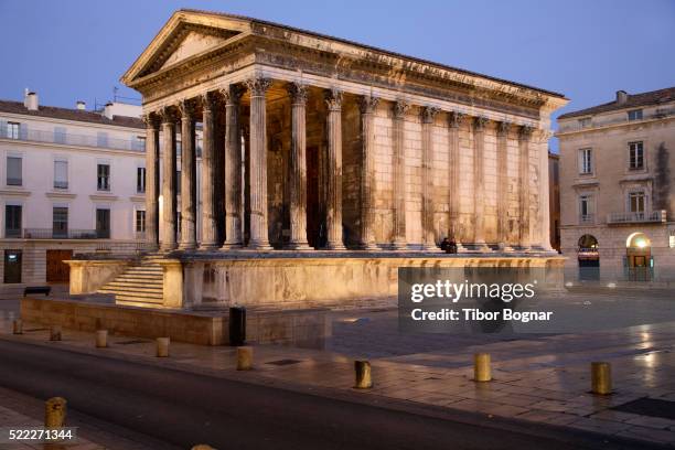 france, provence, nîmes, maison carrée, roman temple - nîmes stockfoto's en -beelden