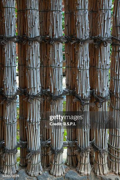 bamboo twig fence by zen teahouse at daitoku-ji temple in kyoto, japan - daitoku ji bildbanksfoton och bilder