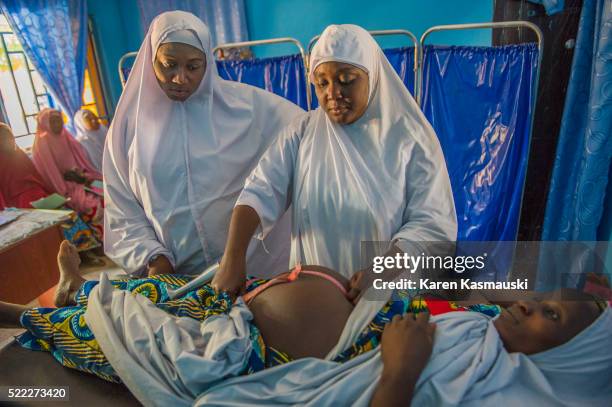 midwives at nigerian hospital - midwife africa stock pictures, royalty-free photos & images