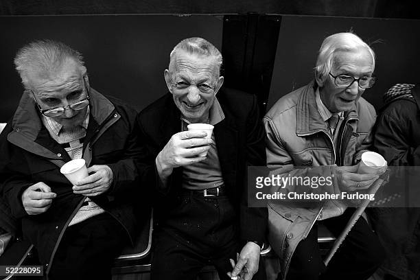 pensioners in scotland take part in a local tea dance - old glasgow stockfoto's en -beelden
