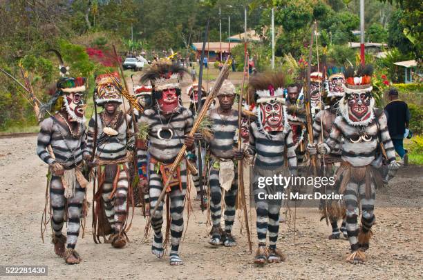 asaro valley traditional group - goroka photos et images de collection