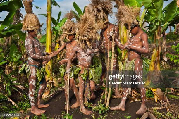 children getting ready for goroka show - goroka photos et images de collection