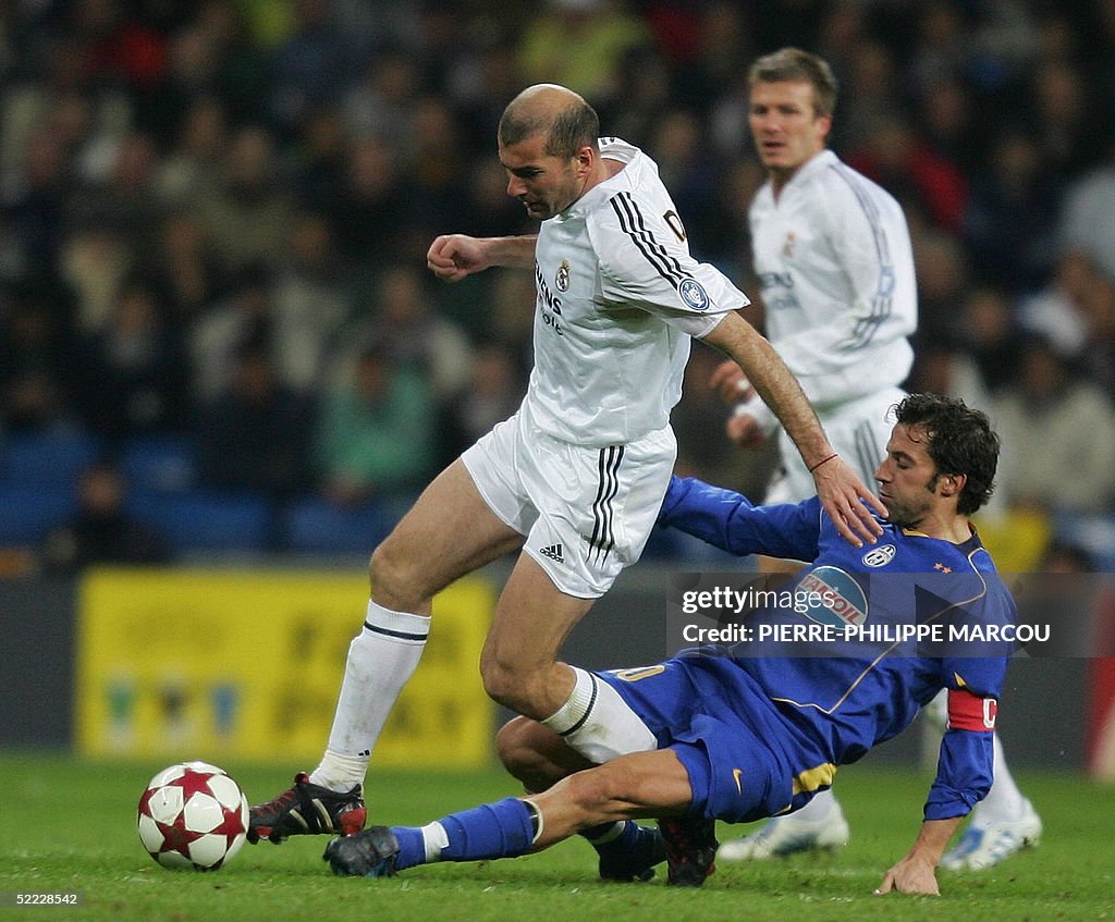 Real Madrid's French Zinedine Zidane (L)