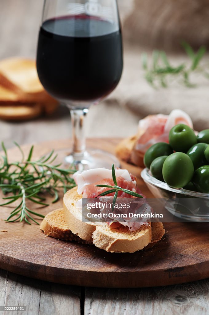 Deliciuos crostini with prosciutto