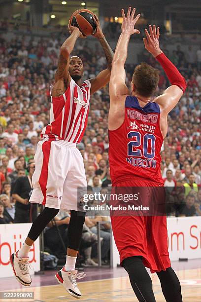 Tarence Kinsey, #1 of Crvena Zvezda Telekom Belgrade competes with Andrey Vorontsevich, #20 of CSKA Moscow during the 2015-2016 Turkish Airlines...