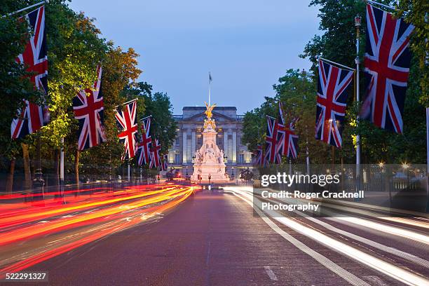 the mall at night london uk - buckingham palace foto e immagini stock