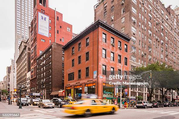 midtown, madison avenue and e 36th street - new york city street stock-fotos und bilder