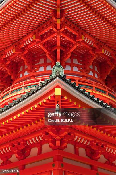 konpon daito pagoda atop sacred koyasan mountain in wakayama, japan - konpon daito - fotografias e filmes do acervo
