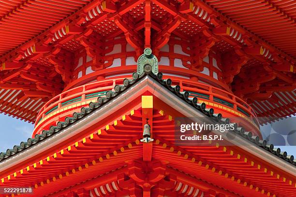konpon daito pagoda atop sacred koyasan mountain in wakayama, japan - konpon daito - fotografias e filmes do acervo