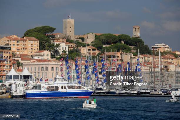 harbor at cannes - cannes skyline stock pictures, royalty-free photos & images