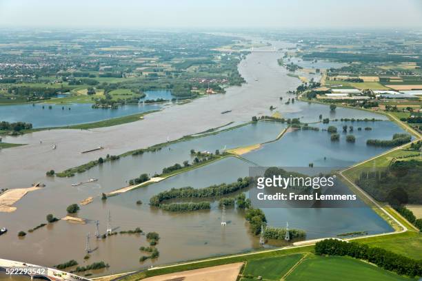 netherlands, nijmegen. waal river. flooded land - nimegue photos et images de collection