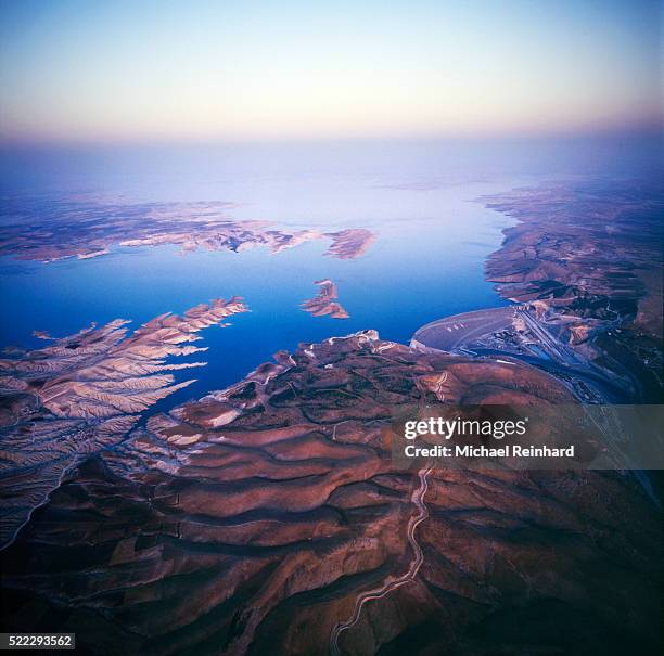 ataturk dam turkey - rio eufrates imagens e fotografias de stock