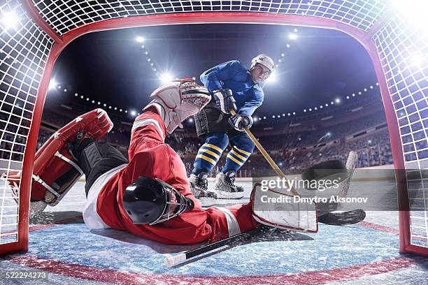 jugador de hockey sobre hielo de puntuación - hockey puck fotografías e imágenes de stock