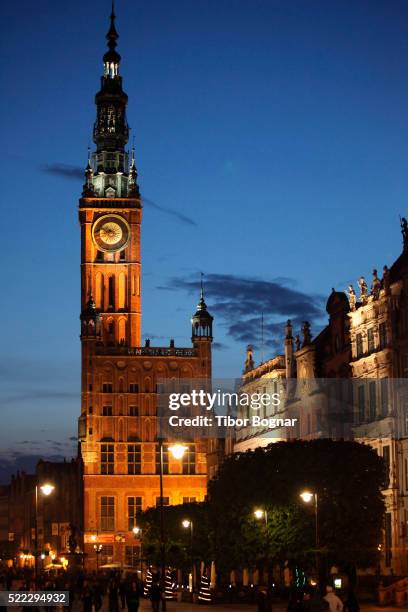 town hall and long market, gdansk, poland - gdansk poland stockfoto's en -beelden