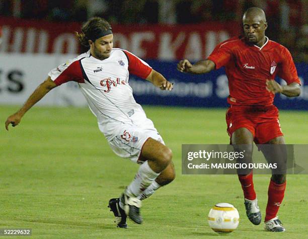 Nondier Romero del America de Cali disputa el balon con Juan Diego Gonzalez del Deportivo Independiente Medellin durante el partido jugado en el...