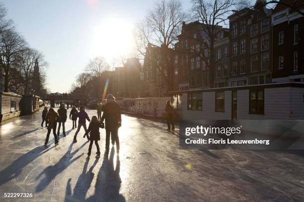 winter in amsterdam - floris leeuwenberg stock-fotos und bilder