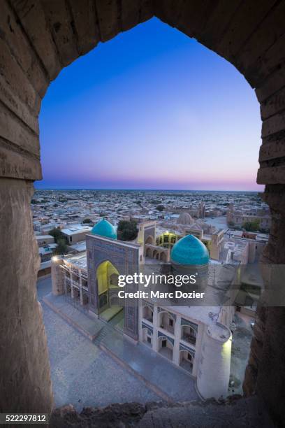 mir i arab madrasah in uzbekistan - seidenstraße stock-fotos und bilder