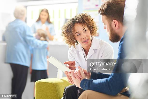 médecine conseils de pharmacien - doctor and patient talking photos et images de collection