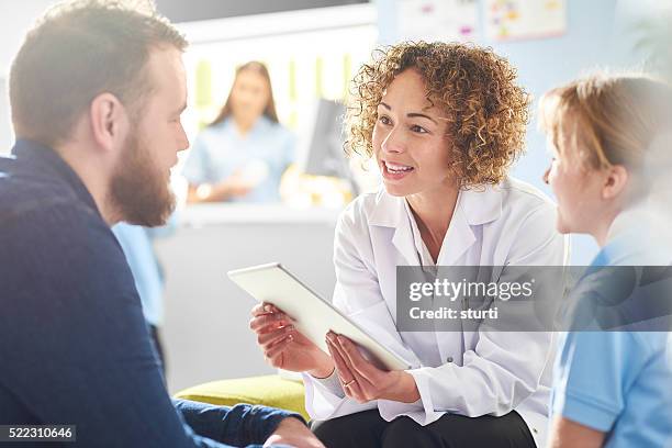 vater und tochter beim plaudern, apothekerberuf - apothekerberuf stock-fotos und bilder