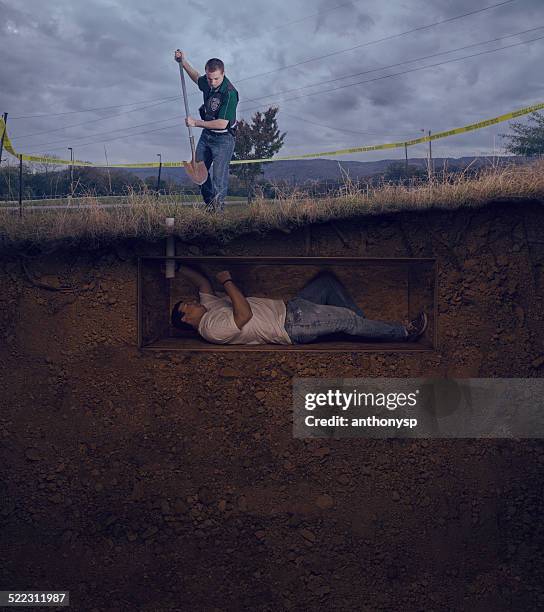 csi officier à dénicher un homme victime ensevelies vie - buried alive photos et images de collection