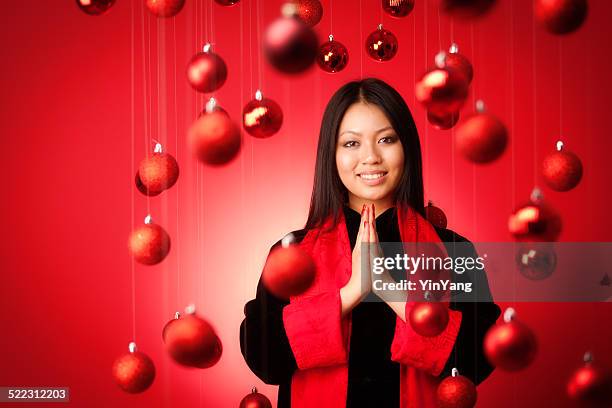 modelo de moda en asiática tradicional que celebra año nuevo chino hz - prayer pose greeting fotografías e imágenes de stock