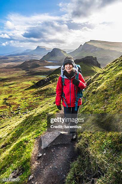 frau auf quiraing trail, isle of skye schottland - highlands schottland wandern stock-fotos und bilder