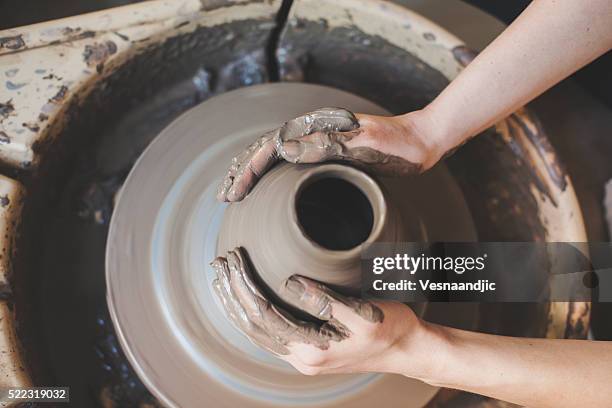hände arbeiten auf töpferscheibe - pottery making stock-fotos und bilder