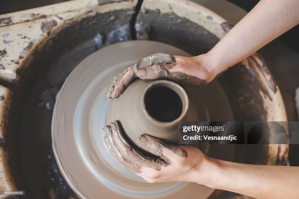 Manos trabajando en torno de alfarero