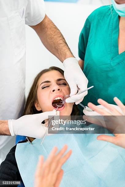 schmerzen während der operation - dentist phobia stock-fotos und bilder