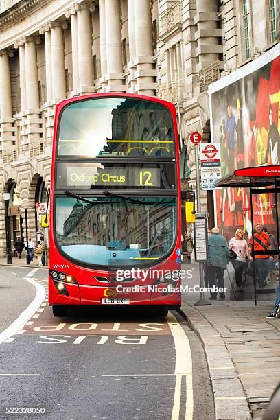 london roten doppeldecker-bus am piccadilly zirkus aus - piccadilly circus stock-fotos und bilder