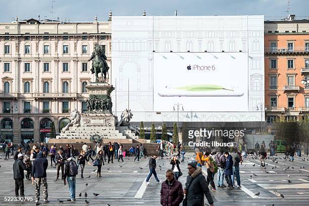 apple iphone 6 billboard in milan city centre - apple milan stockfoto's en -beelden