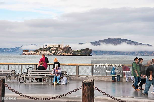 san francisco visitatori sul pier 39 con viste di alcatraz - light vivid children senior young focus foto e immagini stock