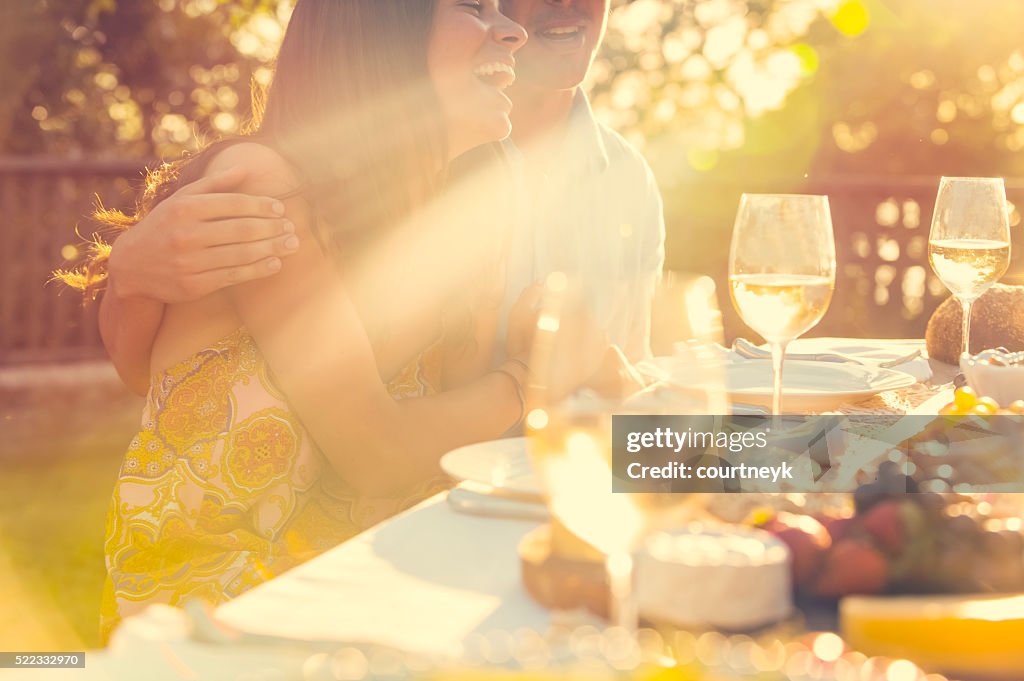 Paar Essen in einem Restaurant unter freiem Himmel mit Freunden.