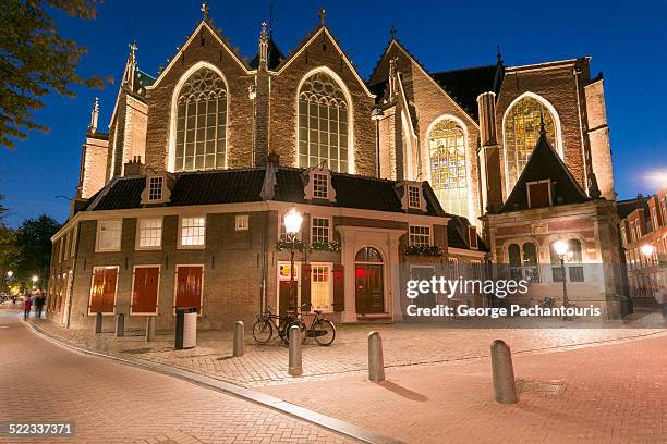 oude kerk, amstedam lit at night - protestantism stock pictures, royalty-free photos & images