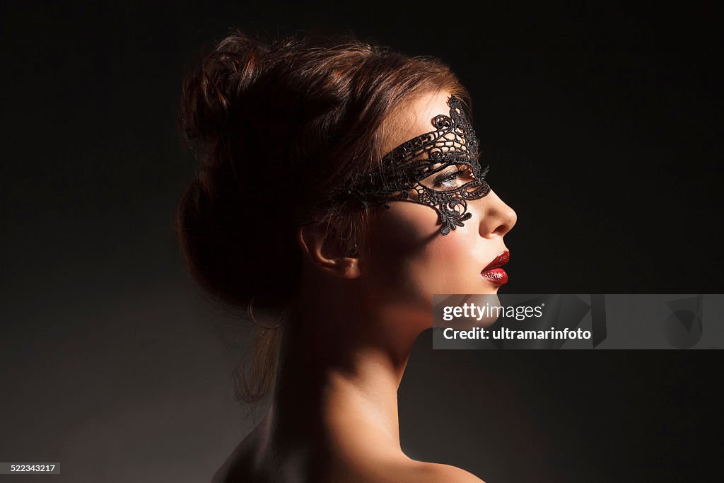 Masken Schönheit junge schöne Frau in einem schwarzen Spitzen-Maske