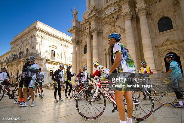 italians love cycling - white spandex shorts stockfoto's en -beelden