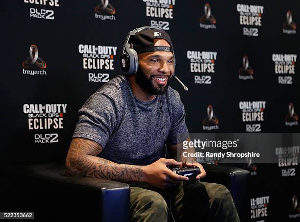 Los Angeles Rams running back Todd Gurley goes head-to-head against New York Jets running back Matt Forte in Call Of Duty: Black Ops3 to celebrate...