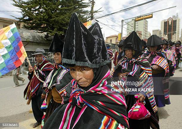 Mujeres aymaras participan de una marcha el 24 de febrero de 2005, por las principales calles de La Paz antes de dirigirse a un teatro al aire libre...