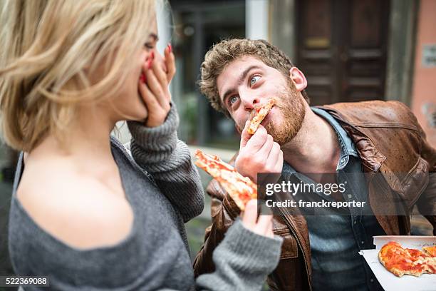 couple eating a pizza in italy - pizza italy restuarant stockfoto's en -beelden