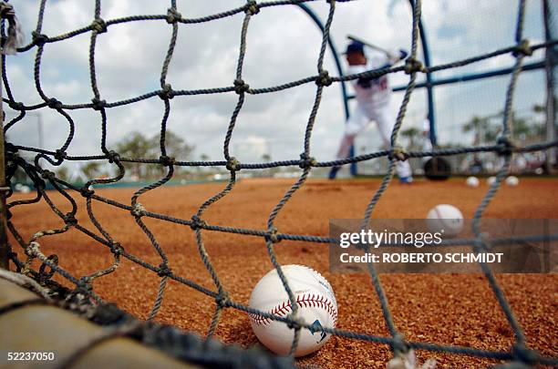 Los Angeles Dodgers infielder Jeff Kent runs batting drills during a practice session at team's Spring Training center in Vero Beach, Florida, 24...