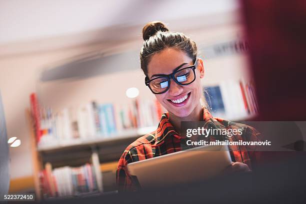 junge frau in ihrem büro - student ipad stock-fotos und bilder