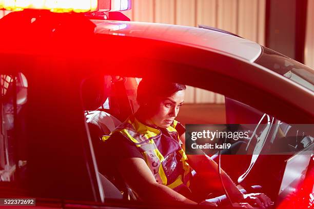 polizistin sitzbereich in patrouille auto computer benutzen - police sitting stock-fotos und bilder