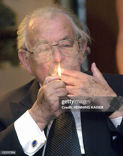 Picture taken 24 July 2002 shows Hans-Juergen Wischnewski, a former Social Democrats politician and Middle East expert, at his domicile in Cologne....