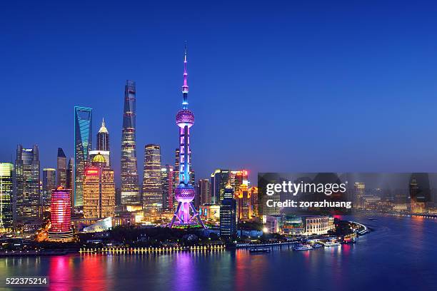 skyline von shanghai - fernsehturm oriental pearl tower stock-fotos und bilder