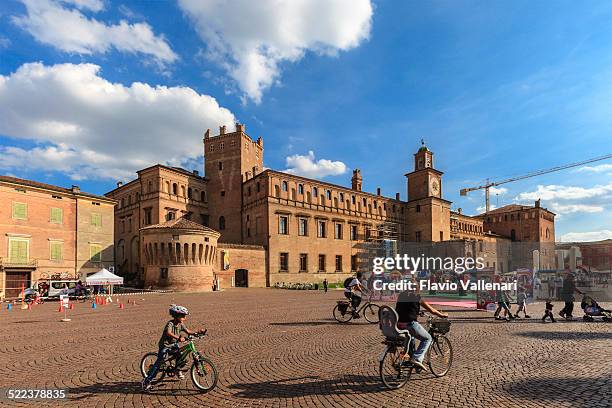 carpi, praça de martini, itália - carpi italy imagens e fotografias de stock