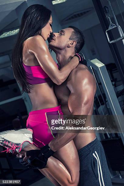 junge crossfitter paar küsse im fitness-center zu trainieren. - alluring fitness stock-fotos und bilder
