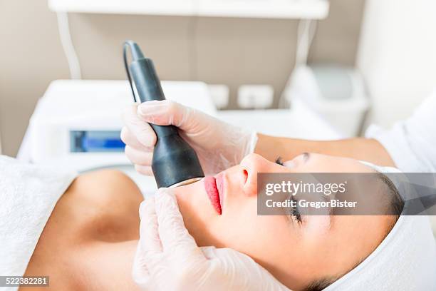 cavitation tratamiento - laser skin rejuvenation fotografías e imágenes de stock
